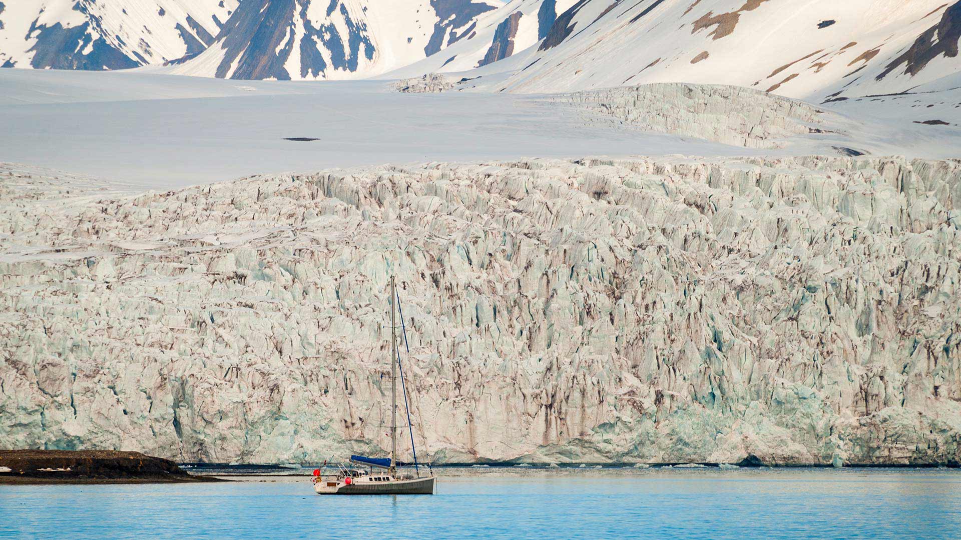 Cruise close to Svalbard Icecap