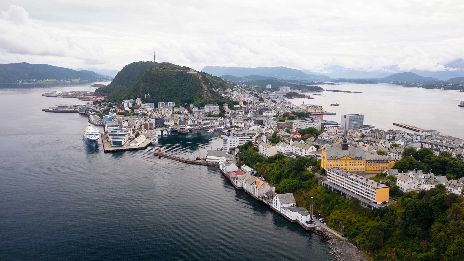 Havila cruise ship docked in Ålesund ©Havila Kystruten / Oclin, Martin Giskegjerde