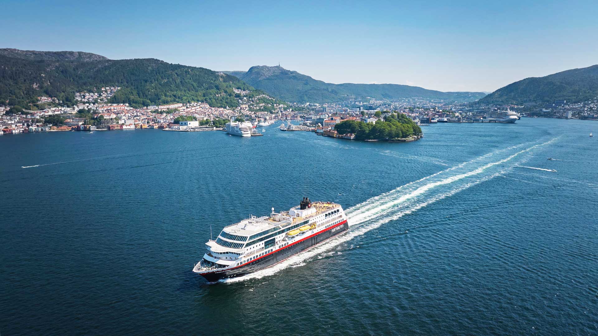 Hurtigruten ship in Bergen ©Espen Mills