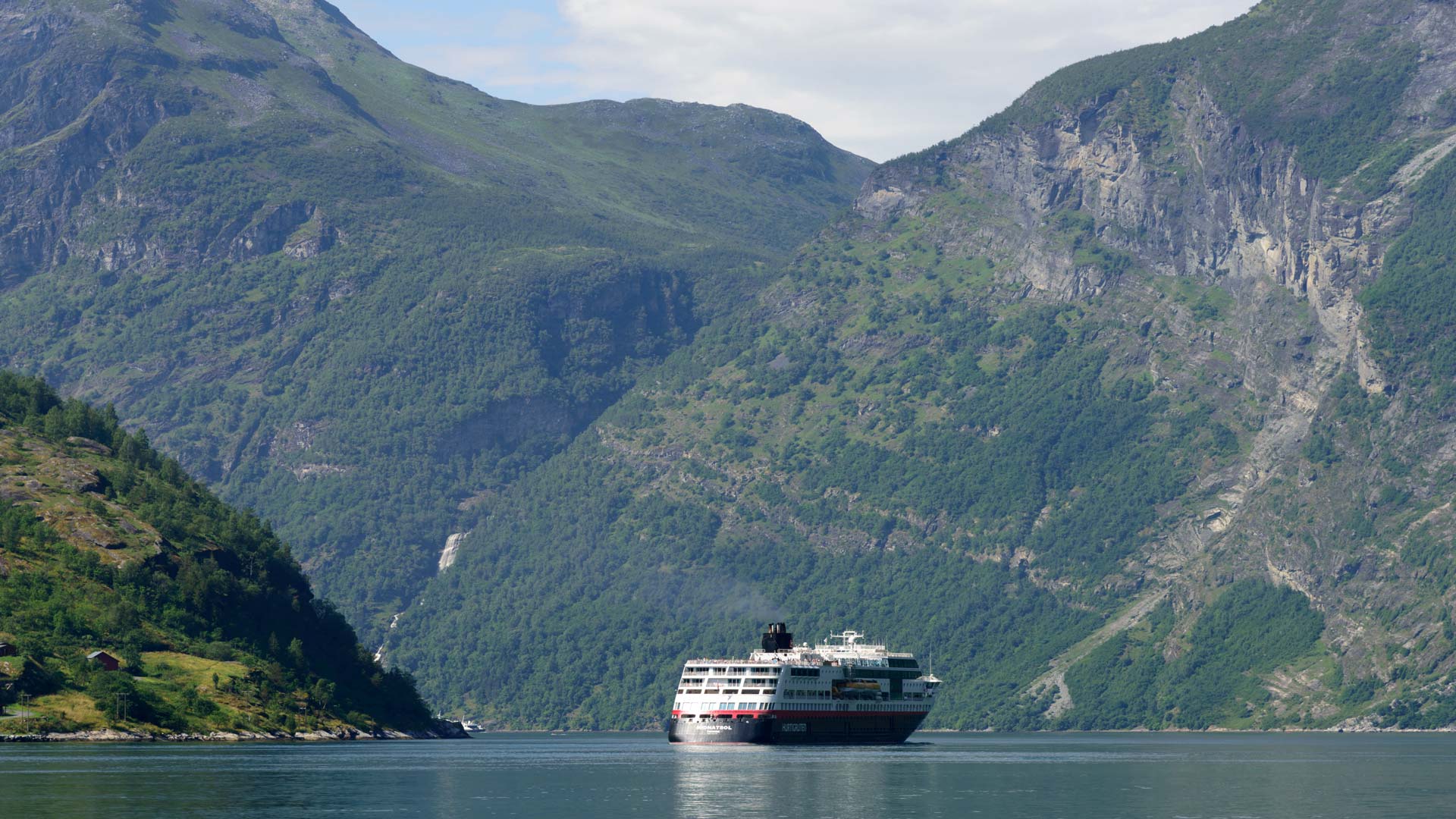 Cruise ship in Norway - ©Hurtigruten