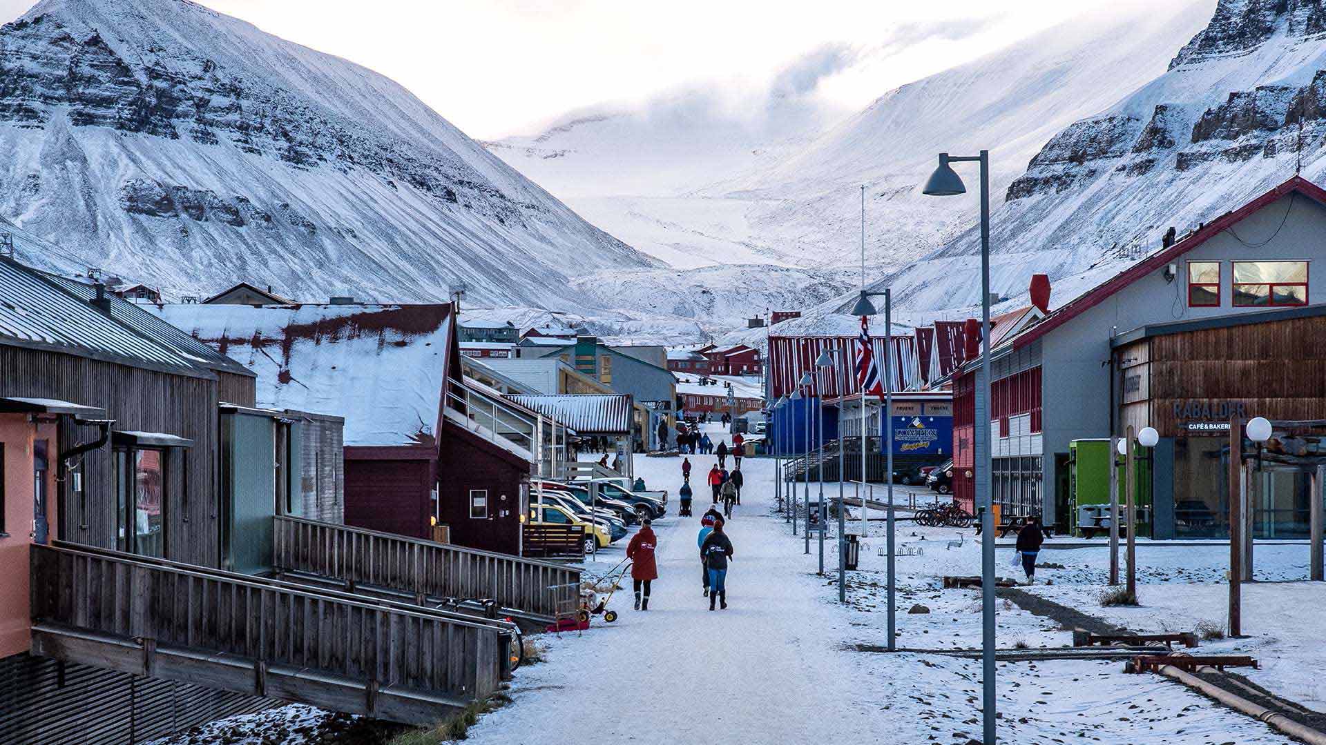 The main street in Longyearbyen ©nordnorge.com / Jarle Roessland